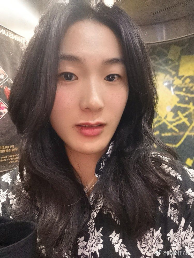 于是她便在萧常坤身边反复念叨着说：常坤啊，碰不到合适的黄花梨沙发，不如就先买一套欧式的用着，等以后有钱了，咱直接买一套三百万的海南红花梨不是更好吗？萧常坤知道她打的什么主意，于是便淡淡道：我买什么样的沙发就不用你操心了，反正现在卧室、餐厅、还有娱乐室的家具都买齐了，够你用的了。